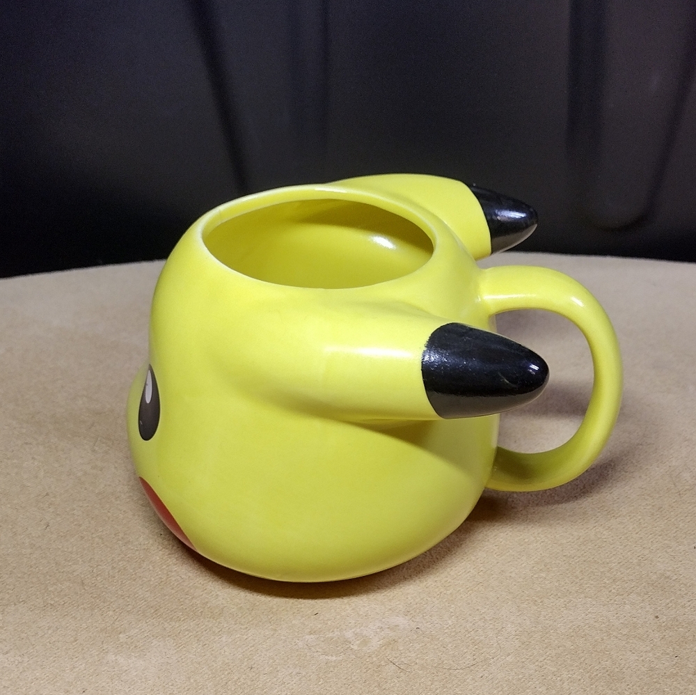 Large Pikachu Mug - Picture 4 of 6